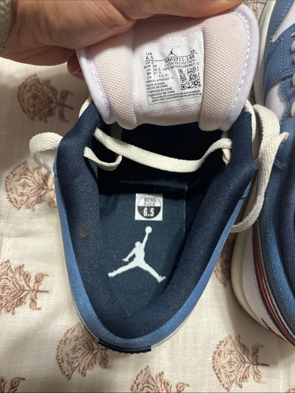 Nike Air Jordan men’s 6.5/womens 8 Low-Top Sneakers - never worn
